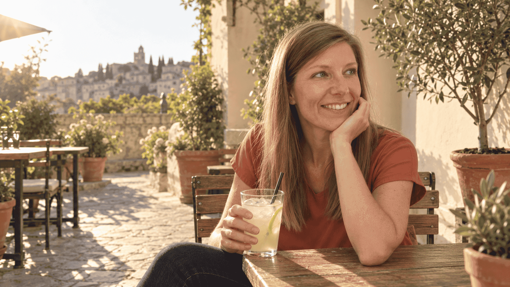 Jessica sitzt entspannt auf einer Dachterrasse